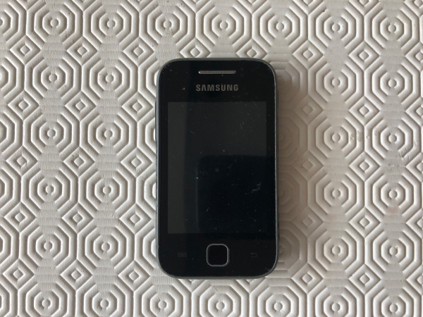Samsung Galaxy Young (Y) GT-S5369 3″ 180MB 2MP 3G Wi-Fi Schwarz Smartphone