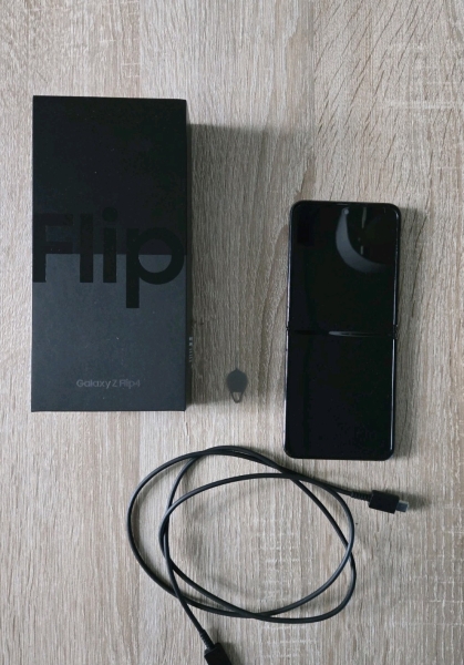 Samsung Galaxy Z Flip4 Flip 4 128GB – Graphit Grau Grey Smartphone Handy