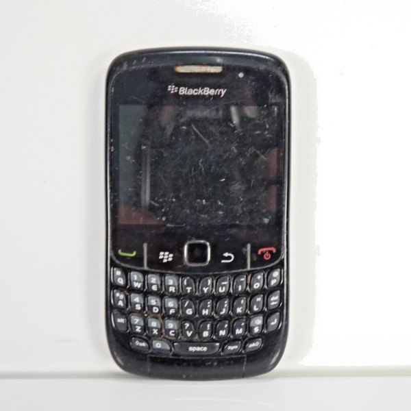 Smartphone BlackBerry 8520 ohne Akku ungetestet klebend Kunststoff