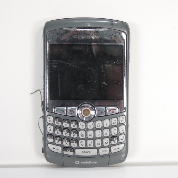 Smartphone BlackBerry 8310 ohne Akku ungetestet klebend Kunststoff