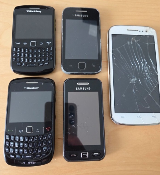 5 x Handys Samsung, Black Berry usw. Smartphone DEFEKT für Bastler