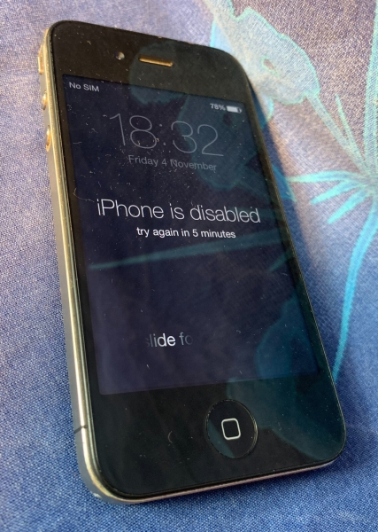 Apple iPhone 4 schwarz A1332 Smartphone – Code unbekannt
