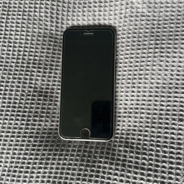 Apple iPhone 6 – 64GB – Silber (Entsperrt) A1586