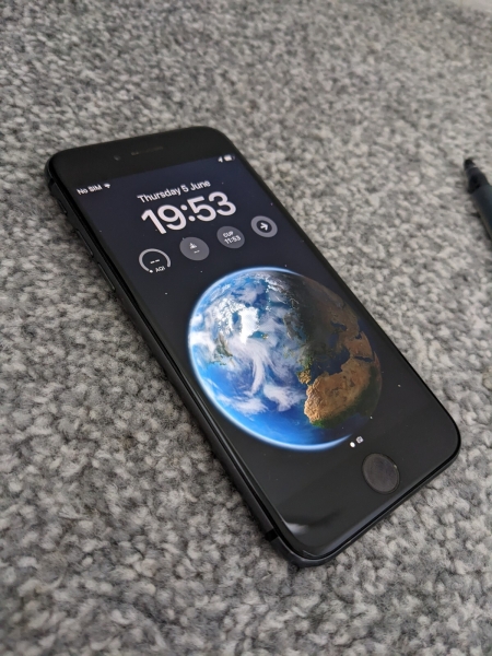 Apple iPhone 8 – 64GB – Space Grau (Ohne Simlock) Sehr guter Zustand BH 100%