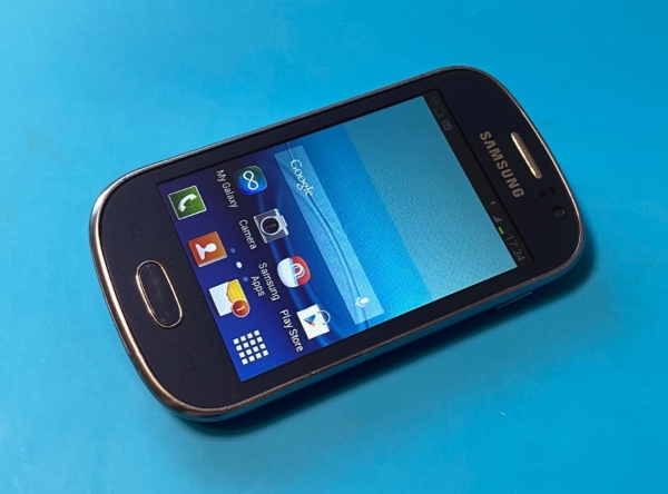 Samsung Galaxy Fame (GT-S6810P) Smartphone, blau, getestet, entsperrt