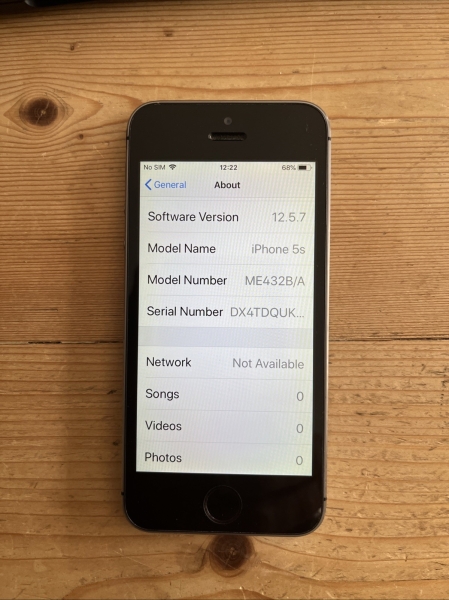 iPhone 5s entsperrt 16GB sehr guter Zustand spacegrau originalverpackt – gebrauchsfertig abgewischt