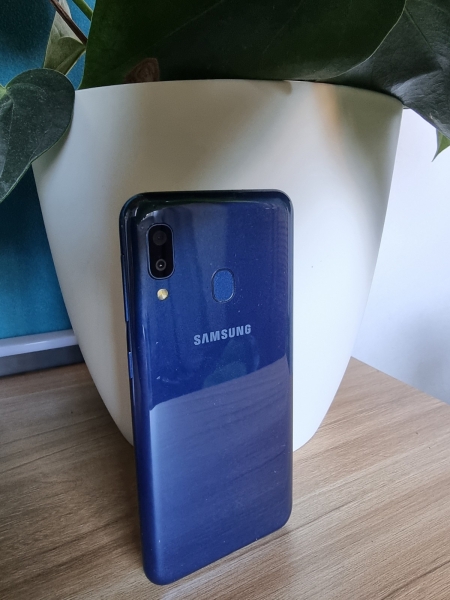 Samsung Galaxy A20e A202F/DS 32GB Blau Smartphone akzeptabel