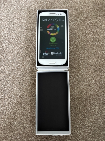 Samsung Galaxy S III LTE GT-I9305 – 16GB – marmorweiß (EE) Smartphone verpackt
