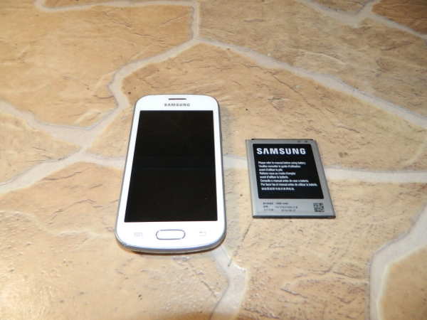 Samsung Galaxy ACE : Smartphone / Handy – Gut – ohne Ladekabel