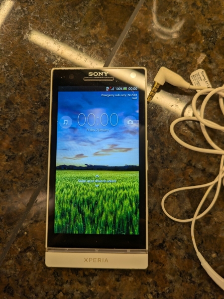 Sony Ericsson Xperia S – 32 GB – Smartphone weiß (entsperrt)