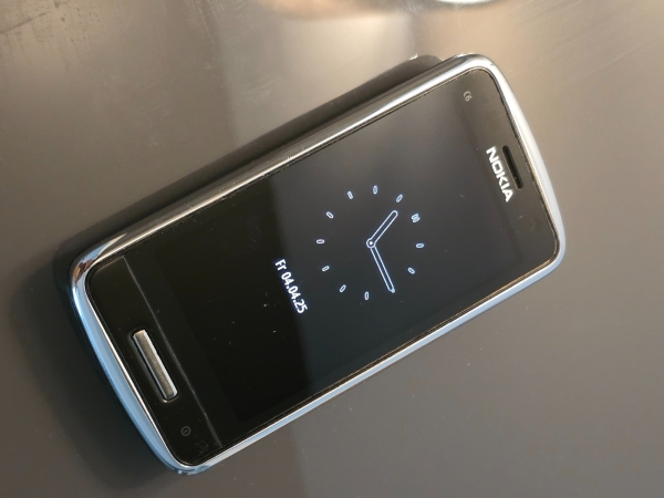 Nokia  C6-01 – Silber (Ohne Simlock) Smartphone für Sammler oder Liebhaber