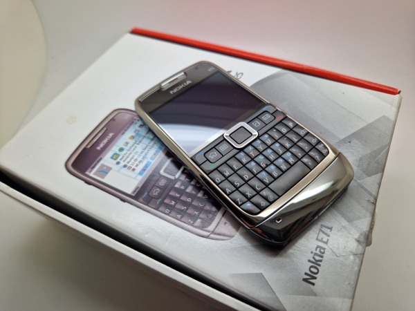 Neuwertiges verpacktes entsperrtes Nokia E71 Handy 3 UKPOST
