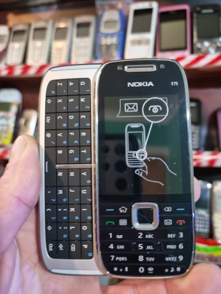 Nokia E75 Smartphone (entsperrt) – silber schwarz brandneu & versiegelt ohne Verpackung