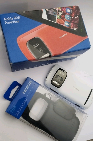 Nokia 808 PureView Smartphone (entsperrt) – 16GB – weiß mit CC-3046 selten verpackt