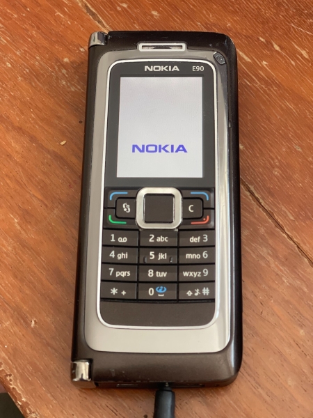 Nokia E90 Communicator – entsperrtes Handy – originalverpackt, brandneuer Zustand!