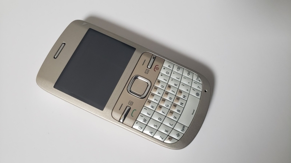 Nokia C3-00 Smartphone (entsperrt) gold