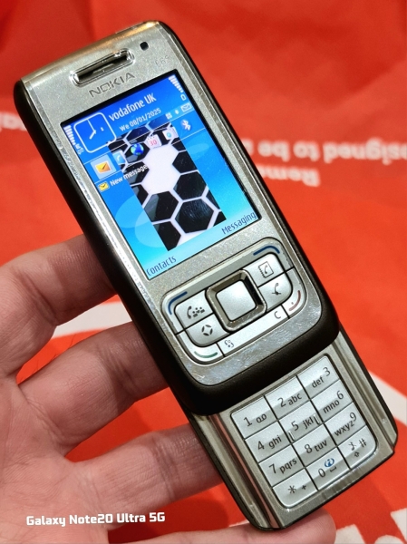 Nokia E65 Slide (entsperrt) 3G Smartphone Top Zustand mit Ladegerät