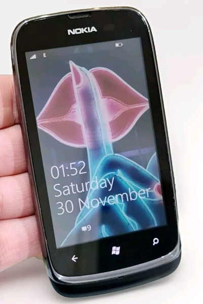 Nokia Lumia 610 (entsperrt) 3G Smartphone Top Zustand mit Ladegerät