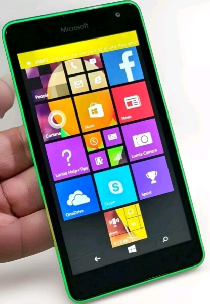 Nokia Lumia 535 (entsperrt) 3G Smartphone Top Zustand mit Ladegerät