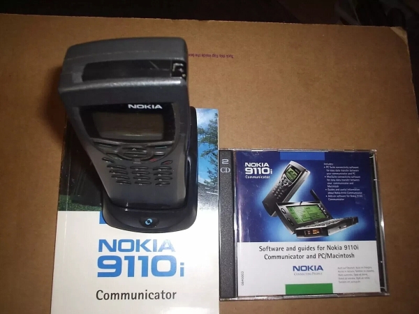 KEINER PASST, Nokia 9110i Kommunikator für O2/Vfone, A1 Nokia Akku, Tischständer