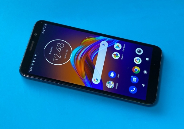 Motorola Moto E6 Play Smartphone, 32GB, entsperrt, 13MP, Quad-Core, top