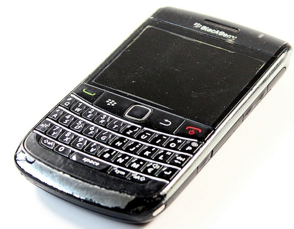 BlackBerry Bold 9700 – 2,4″ – OHNE SIMLOCK – QWERTZ – Gebrauchsspuren, ohne Akku