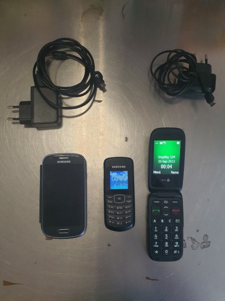 Handy Smartphones Konvolut 3 Stück Teildefekt (Samsung/Doro)