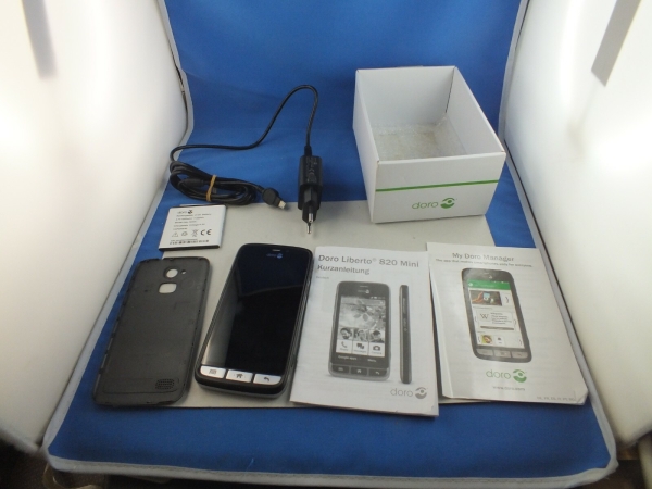 DORO Liberto 820 Black 8GB Android Senioren Smartphone mit Ladestation Unlocked
