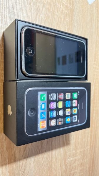 Apple iPhone 3GS – 32GB – Schwarz mit alten Apps