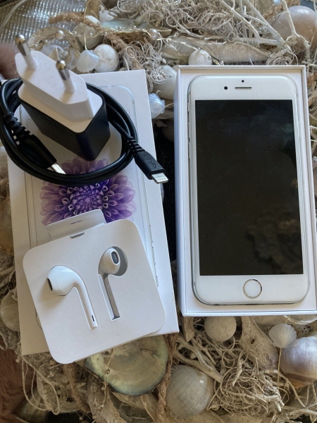 Apple iPhone 6 – 64GB – Silber (Ohne Simlock) A1586 (CDMA + GSM)