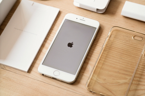Apple iPhone 6 – 64GB – Silber OVP ohne Simlock A1586