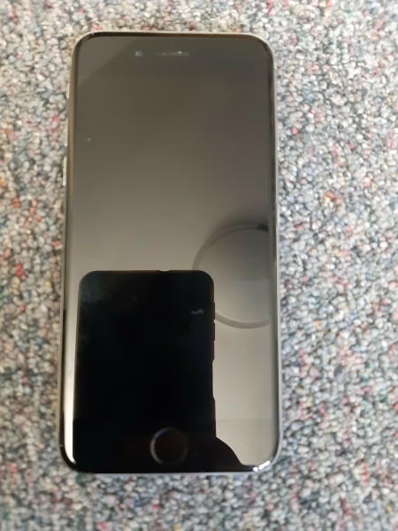 Apple iPhone 6 – 64GB – Silber (Ohne Simlock) A1586 (CDMA + GSM) – Defekt