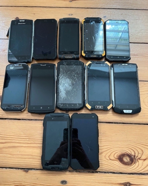 Konvolut von 12 Outdoor-Smartphones – Defekt