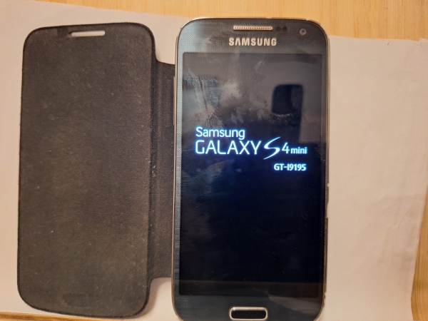 Handy Samsung Galaxy S4 mini GT I9195 schwarz  ohne Simlock Smartphone