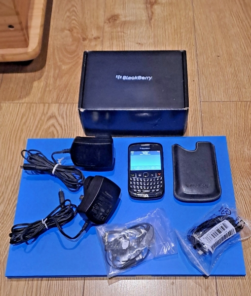 BlackBerry Curve 8520 schwarz (02) Smartphone Originalverpackt 2 x Ladegeräte plus Zubehör