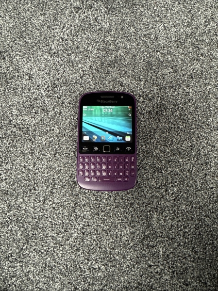 BlackBerry 9720 RFU81UW Smartphone 2,8″ LCD QWERTZ Tastatur 5MP 512MB guter Zustand