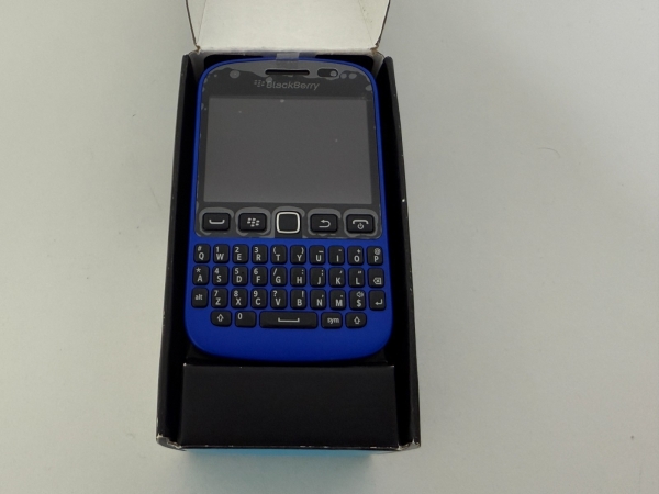 BRANDNEUES BLACKBERRY 9720 HANDY – BLAU – ENTSPERRT – 3G – WIFI – 5MP CAM – RADIO