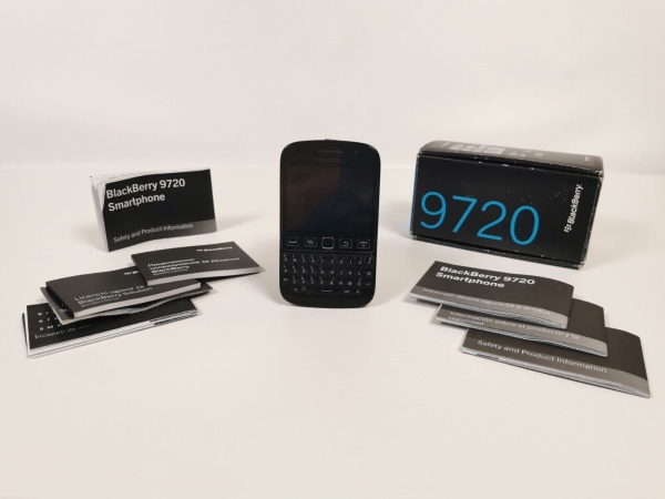 BlackBerry 9720 Smartphone (Gehäuse Defekt) – QWERTZ-Tastatur, SIM-Lock frei
