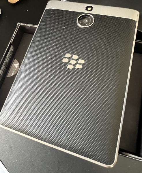 BlackBerry Passport QWERTY – 32 GB – Smartphone silberfarben (entsperrt)
