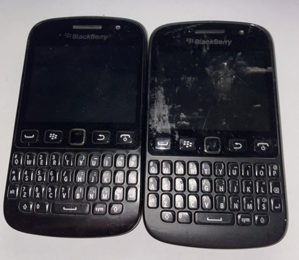 Retro 2000s BlackBerry Curve 9720 Smartphone – (schwarz) GSM QWERTZ Tastatur x2