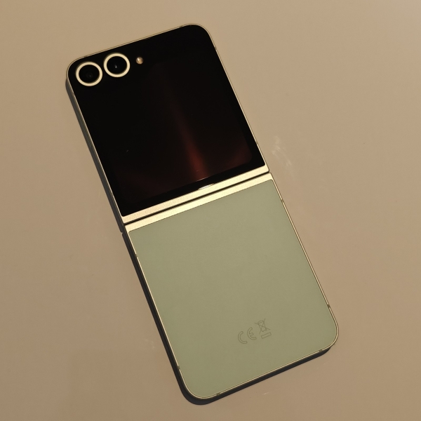 Samsung Z Flip6 256GB entsperrt Smartphone kaum benutzt