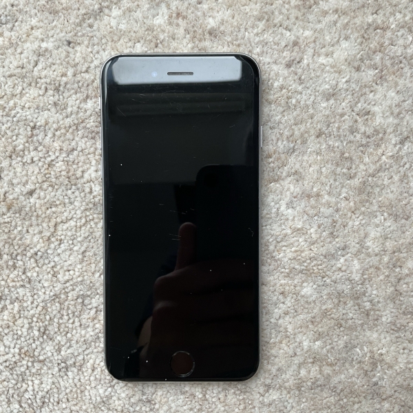 iPhone 6 – Home Button defekt und vergilbtes Display.