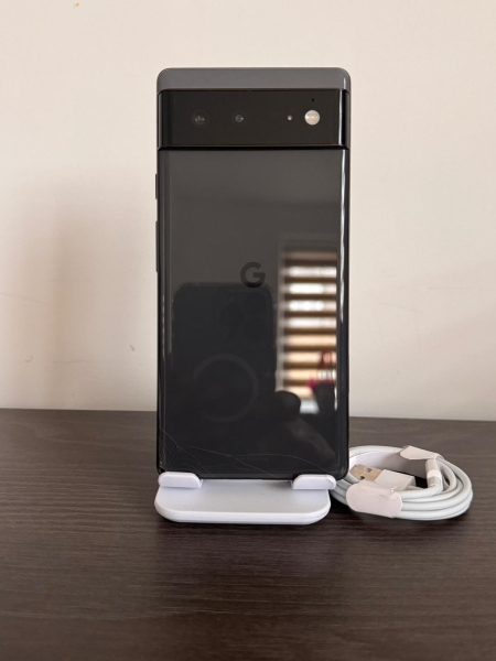 Google Pixel 6 128GB Stormy Black, entsperrt Smartphone – kleiner Riss auf Rückseite