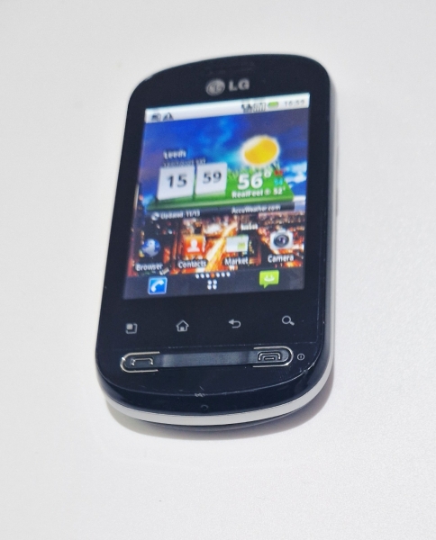 LG Optimus Me P350 schwarz (entsperrt) Retro Smartphone in sehr gutem Zustand