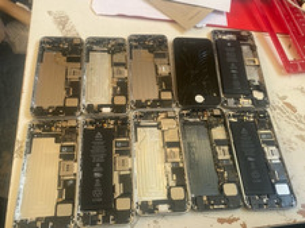 Apple iPhone Restposten (ungetestet) (gesperrt/entsperrt) – ERSATZTEILE ODER REPARATUREN