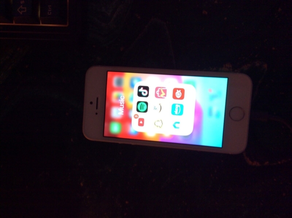 Apple iPhone SE – (mit Tiktok) 32GB – Silber Versand nach Amerika