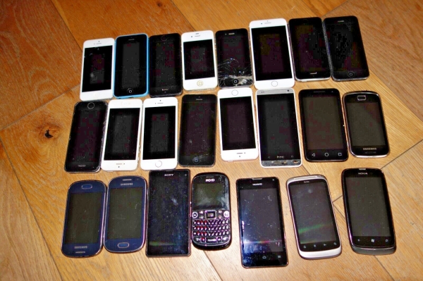 Restposten 23x gemischte iPhones Samsung Smartphones Ersatzteile/Reparaturen