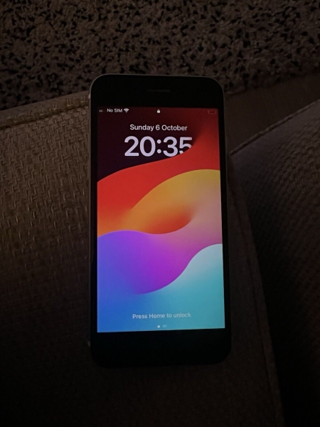 Apple iPhone SE 2020 64GB entsperrt – weiß. V.Kleiner Riss vom Bildschirm. Box Inc.