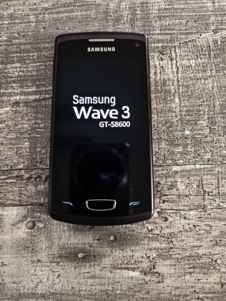 Samsung Wave 3 GT-S8600 smartphone