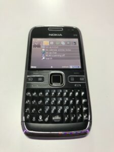 Nokia E72 GESPERRT auf drei